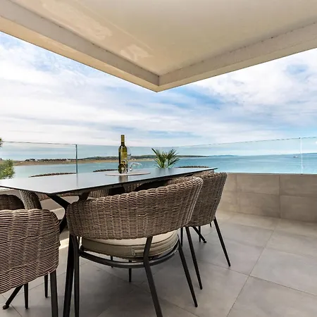 Luxury Beachfront Jacuzzi With Sea View *