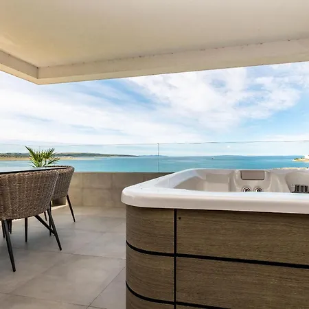 Luxury Beachfront Jacuzzi With Sea View *