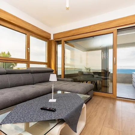 Luxury Beachfront Jacuzzi With Sea View Apartment *