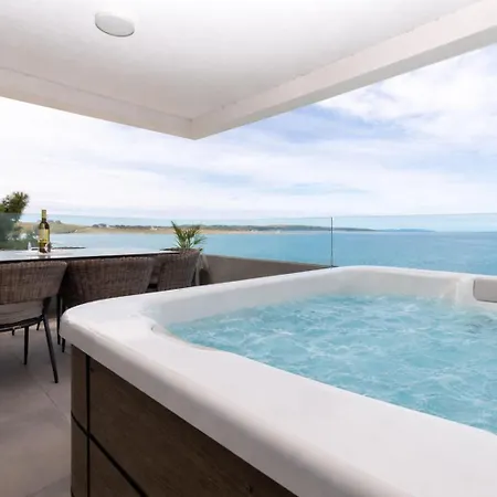 Luxury Beachfront Jacuzzi With Sea View Apartment